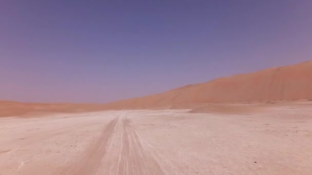 문지름 알루미늄 Khali 사막 재고 장면 비디오의 모래에 오프 로드 자동차 여행 — 비디오