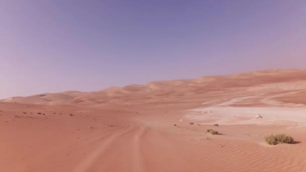 Viajando en un coche todoterreno en la arena de Rub al Khali video de imágenes del desierto — Vídeos de Stock