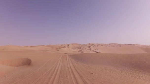 Auto reis op de prachtige duinen in de Rub al Khali woestijn stock footage video — Stockvideo