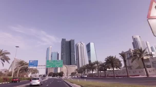Autofahrt auf den Straßen der Innenstadt mit Wolkenkratzern in Dubai — Stockvideo
