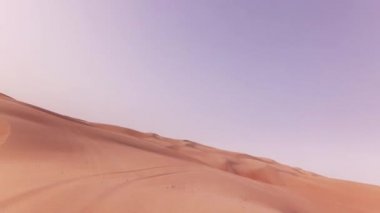 Rub al hali Stok görüntüleri video çöl kumları üzerinde bir off-road araç üzerinde seyahat