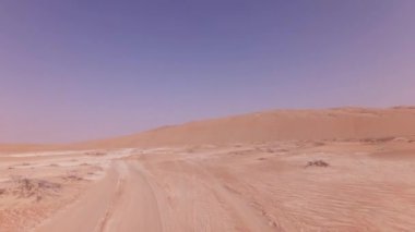 Rub al hali Stok görüntüleri video çöl kumları üzerinde bir off-road araç üzerinde seyahat