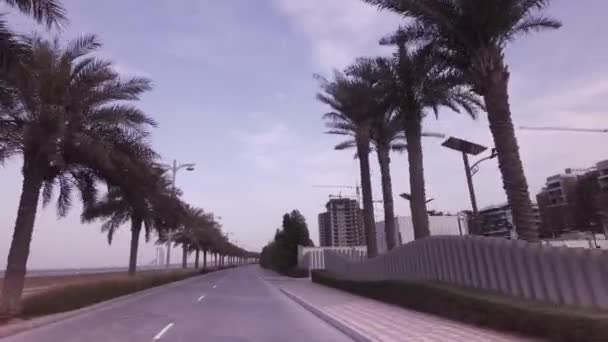 Viaje en coche a lo largo de la carretera de circunvalación en el archipiélago artificial Palm Jumeirah material de archivo de vídeo — Vídeos de Stock