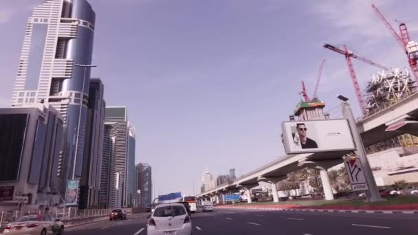 Auto výlet na Sheikh Zayed Road s mrakodrapy v Dubaji stopáže videa — Stock video