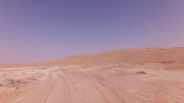 Viajando en un coche todoterreno en la arena de Rub al Khali video de imágenes del desierto — Vídeos de Stock