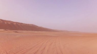 Rub al hali Stok görüntüleri video çöl kumları üzerinde bir off-road araç üzerinde seyahat