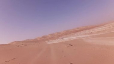 Rub al hali Stok görüntüleri video çöl kumları üzerinde bir off-road araç üzerinde seyahat