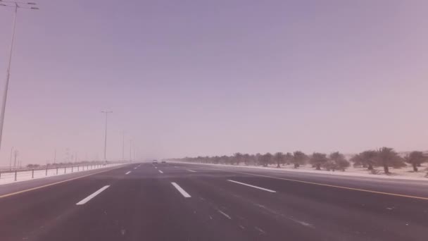 Zandstorm veegt het zand op snelweg stock footage video — Stockvideo