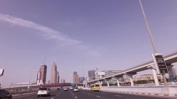 Dag verkeer op de Sheikh Zayed Road stock footage video — Stockvideo