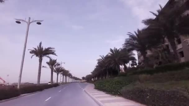 Autós utazás a körgyűrű mentén a mesterséges szigetcsoport Palm Jumeirah stock footage videóinak — Stock videók