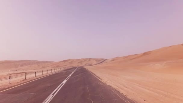 Nieuwe weg van Oasis Liwa naar Moreeb Duin in de Rub al Khali woestijn stock footage video — Stockvideo