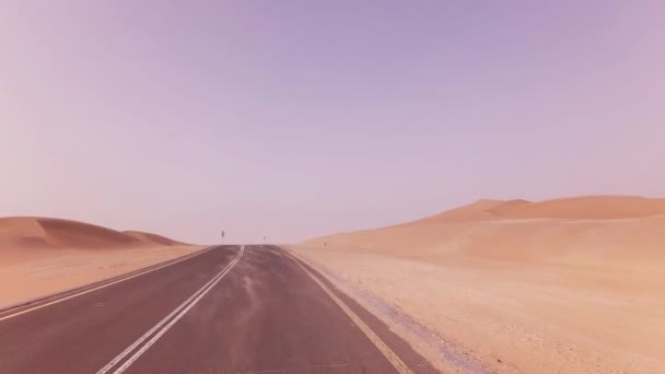 Nowa droga z Oasis Liwa do Moreeb Dune w al-Chali pustynia Stockowy wideo — Wideo stockowe