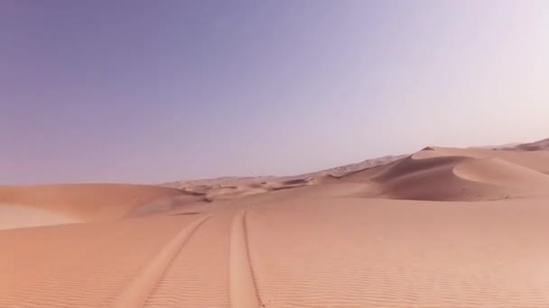 Traveling on an off-road car on the sand of Rub al Khali desert stock footage video — Stock Video