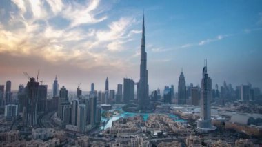 Uluslararası Dubai Kongre ve Sergi Sarayı ve Dubai Çeşmesi karşı günbatımı hızlandırılmış Stok görüntüleri video