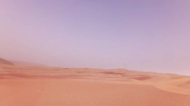 Rub al hali Stok görüntüleri video çöl kumları üzerinde bir off-road araç üzerinde seyahat