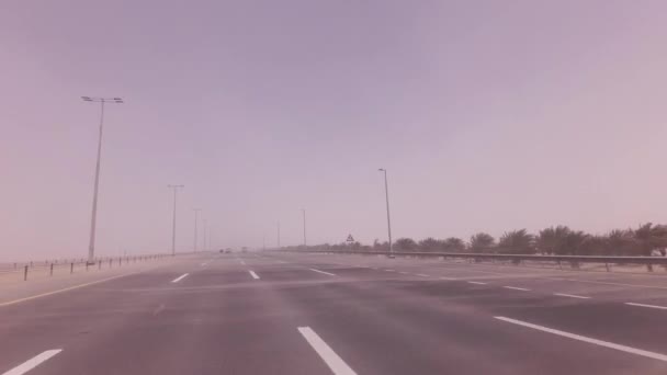 Αμμοθύελλα σαρώνει άμμο στο αυτοκινητόδρομο στοκ πλάνα βίντεο — Αρχείο Βίντεο