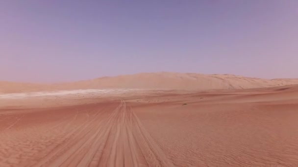 Viaje en coche en las hermosas dunas de arena en Rub al Khali video de imágenes del desierto — Vídeos de Stock