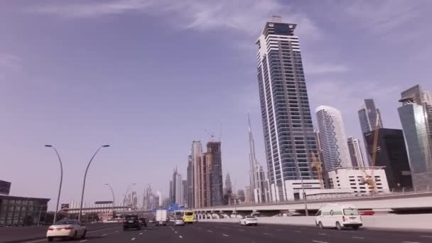 Viagem de carro na Sheikh Zayed Road com arranha-céus em Dubai — Vídeo de Stock