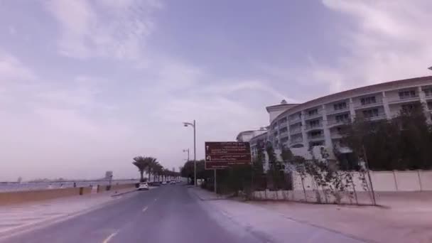 Autós utazás a körgyűrű mentén a mesterséges szigetcsoport Palm Jumeirah stock footage videóinak — Stock videók