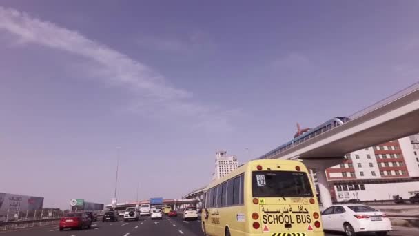 Tráfico diurno en el vídeo de archivo de Sheikh Zayed Road — Vídeos de Stock