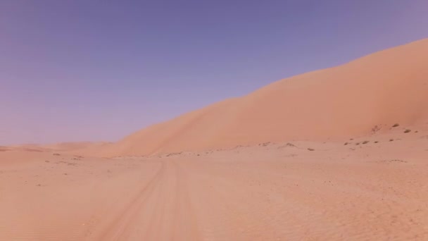 Viajando en un coche todoterreno en la arena de Rub al Khali video de imágenes del desierto — Vídeos de Stock