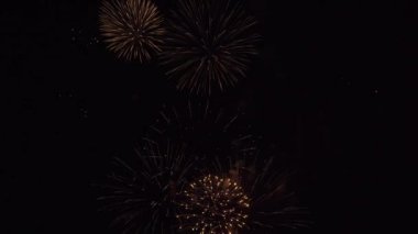 Siyah gökyüzü Stok görüntüleri video üzerinde güzel havai fişek