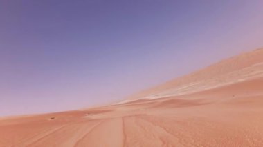 Rub al hali Stok görüntüleri video çöl kumları üzerinde bir off-road araç üzerinde seyahat