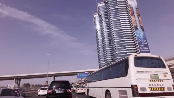 Dag verkeer op de Sheikh Zayed Road stock footage video — Stockvideo