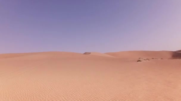 Viajando en un coche todoterreno en la arena de Rub al Khali video de imágenes del desierto — Vídeo de stock