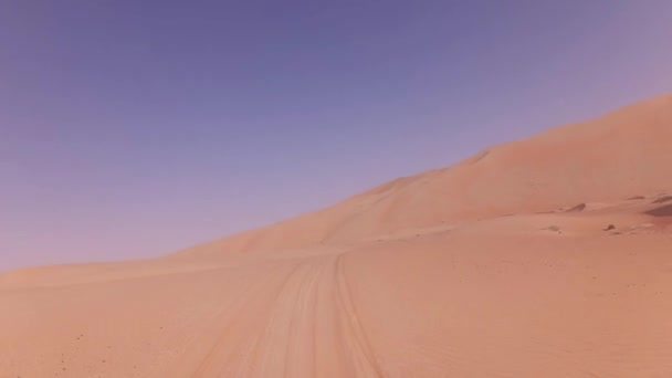 Podróżowanie na terenowym samochodem na piasku al-Chali pustynia Stockowy wideo — Wideo stockowe