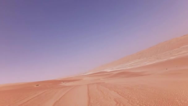 Viajando en un coche todoterreno en la arena de Rub al Khali video de imágenes del desierto — Vídeos de Stock