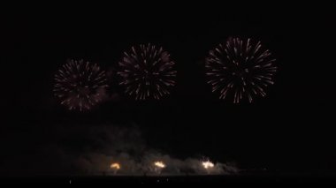 Siyah gökyüzü arka plan Stok görüntüleri video üzerinde renkli havai fişek