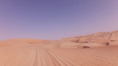 Rub al hali Stok görüntüleri video çöl kumları üzerinde bir off-road araç üzerinde seyahat