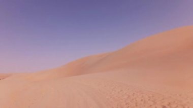Rub al hali Stok görüntüleri video çöl kumları üzerinde bir off-road araç üzerinde seyahat
