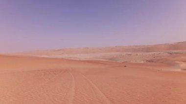 Rub al hali Stok görüntüleri video çöl kumları üzerinde bir off-road araç üzerinde seyahat