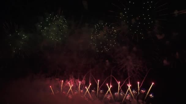 Bellissimo spettacolo di fuochi d'artificio colorati per la celebrazione su sfondo nero, Video di stock di concetto di festa di Capodanno — Video Stock