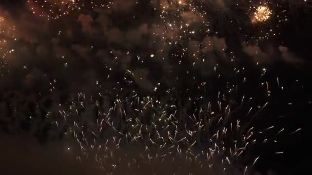 Siyah arka plan, Yılbaşı tatil kavramı Stok görüntüleri video kutlama için güzel renkli havai fişek — Stok video
