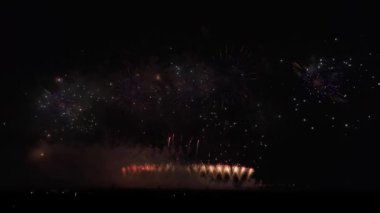 Siyah gökyüzü arka plan Stok görüntüleri video üzerinde renkli havai fişek