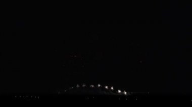Siyah gökyüzü arka plan Stok görüntüleri video üzerinde renkli havai fişek