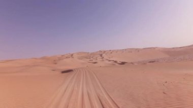 Rub al hali Stok görüntüleri video çöl kumları üzerinde bir off-road araç üzerinde seyahat