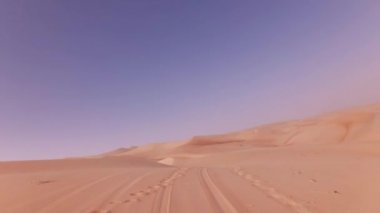Rub al hali Stok görüntüleri video çöl kumları üzerinde bir off-road araç üzerinde seyahat