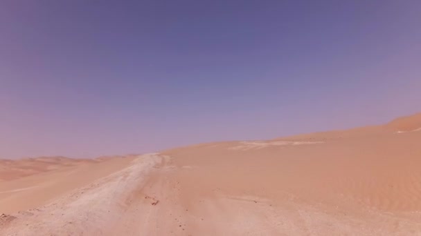 Reisen in einem Geländewagen auf dem Sand der Rub al-Khali Wüste Stock Footage Video — Stockvideo