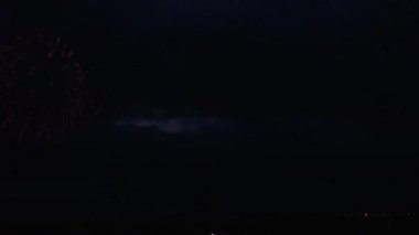 Siyah gökyüzü arka plan Stok görüntüleri video üzerinde renkli havai fişek