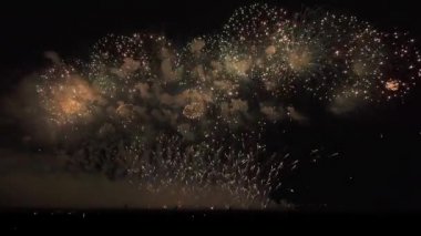 Siyah gökyüzü arka plan Stok görüntüleri video üzerinde renkli havai fişek