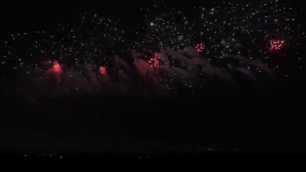 Färgglada fyrverkerier på svart himmel bakgrund arkivfilmer video — Stockvideo
