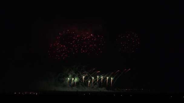 Fuegos artificiales de colores en el cielo negro material de archivo de vídeo — Vídeos de Stock