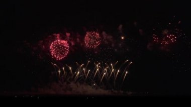 Siyah gökyüzü arka plan Stok görüntüleri video üzerinde renkli havai fişek