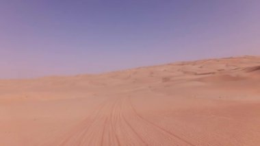 Rub al hali Stok görüntüleri video çöl kumları üzerinde bir off-road araç üzerinde seyahat