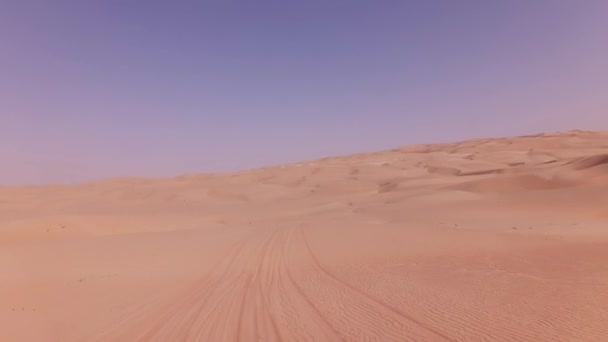 Reizen op een off-road auto op het zand van de Rub al Khali woestijn stock footage video — Stockvideo