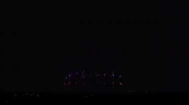Siyah gökyüzü arka plan Stok görüntüleri video üzerinde renkli havai fişek